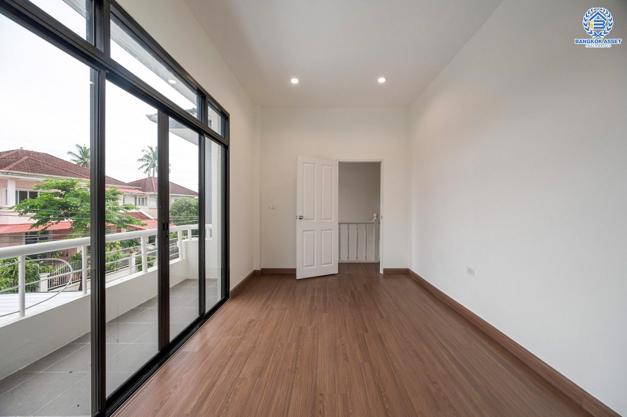 บ้านมือสองตกแต่งใหม่ โครงการ วรารมย์ เพชรเกษม81 แบรนด์ Q.House รองรับทุกความสุขใกล้ส่วนกลาง เนื้อที่ 64.1 ตร.ว. ฟังก์ชัน 4 ห้องนอน 3 ห้องน้ำ 1 ห้องอเนกประสงค์ จอดรถได้ 2 คัน บนทำเลใกล้ The Mall บางแค และเชื่อมต่อ ถนนกาญจนาฯ ถนนบางบอน และถนนพุทธมณฑลสาย4